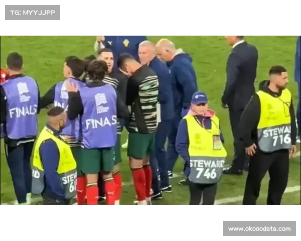 颁奖礼上C罗为小球童签名，孩子激动落泪