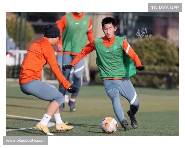 雨战中的坚持：恶劣天气条件下球员的体能分配与战术执行